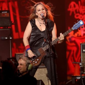 17f9d8de-5b4c-478c-ae70-0de297b67ee1 Jennifer Finch : Un héritage du grunge et du punk féministe