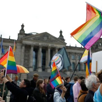 Manifestations pour la Pride berlinoise face à la montée des agressions homophobes