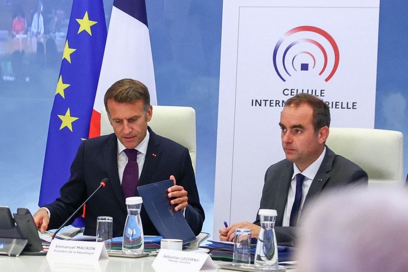 FRANCE-GOVERNMENT-ENVIRONMENT-CLIMATE-WEATHER-WILDFIRE Macron et Lecornu en Gestion de Crise Face aux Incendies