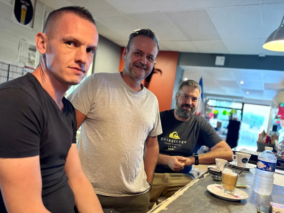 1c74f904-1855-47b8-be52-ab8dbfb6cc74 Au Café de Lédenon : Conversations Après l’Incendie de l’Été