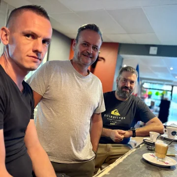 Au Café de Lédenon : Conversations Après l&rsquo;Incendie de l&rsquo;Été