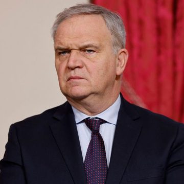 François-Noël Buffet : Un Homme de Dialogue en Attente de Confirmation