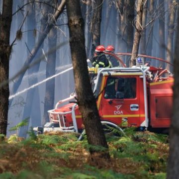 Intense activité des pompiers en France contre l&rsquo;avancée des incendies