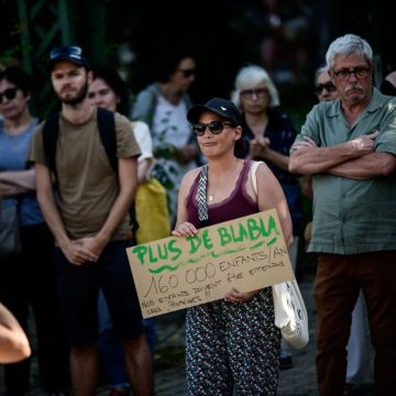 Suite à la mort de Lyhanna une centaine de personnes ont participé à un rassemblement devant le tribunal de Pau pour interpeller le gouvernement. Examen du Projet de Loi sur la Protection des Enfants à l’Assemblée Nationale
