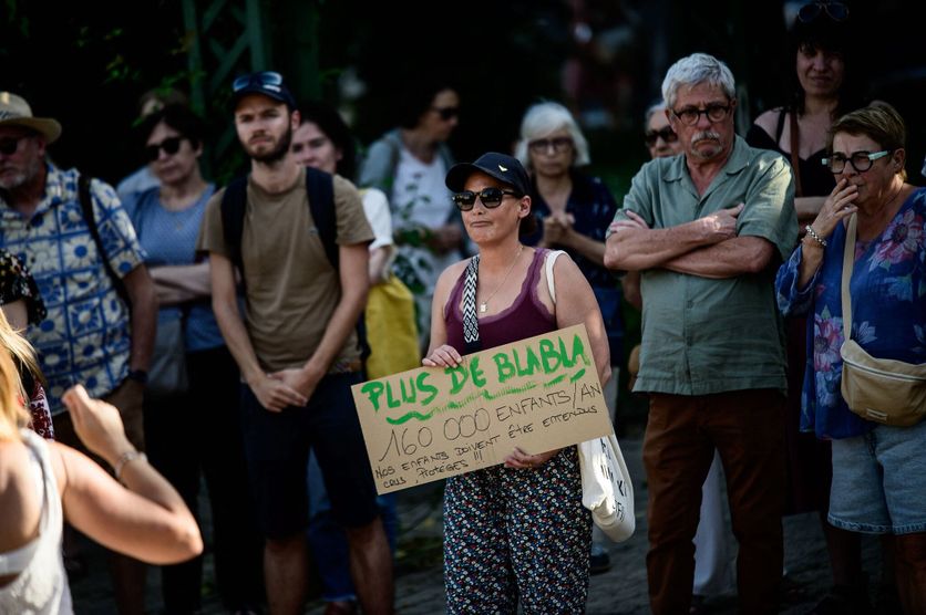 Suite à la mort de Lyhanna une centaine de personnes ont participé à un rassemblement devant le tribunal de Pau pour interpeller le gouvernement. Examen du Projet de Loi sur la Protection des Enfants à l’Assemblée Nationale