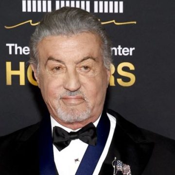 26a22784-b992-412e-8c4c-726c02ab88ef Sylvester Stallone : L’homme qui embrasse son âge avec force et détermination