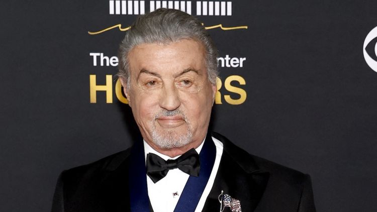 26a22784-b992-412e-8c4c-726c02ab88ef Sylvester Stallone : L’homme qui embrasse son âge avec force et détermination
