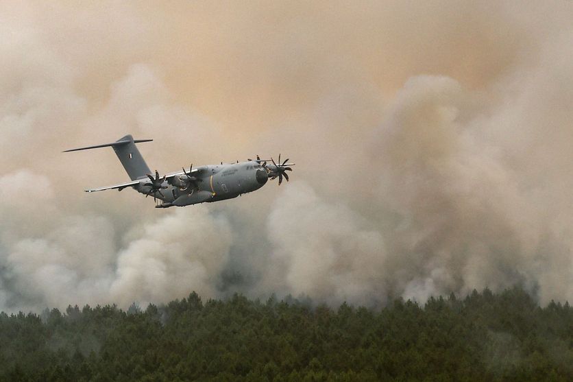 FRANCE-FIRE-WEATHER-CLIMATE-FIREFIGHTERS-ARMAMENT Le largage réussi de l’A400M sur les pins de Lacanau