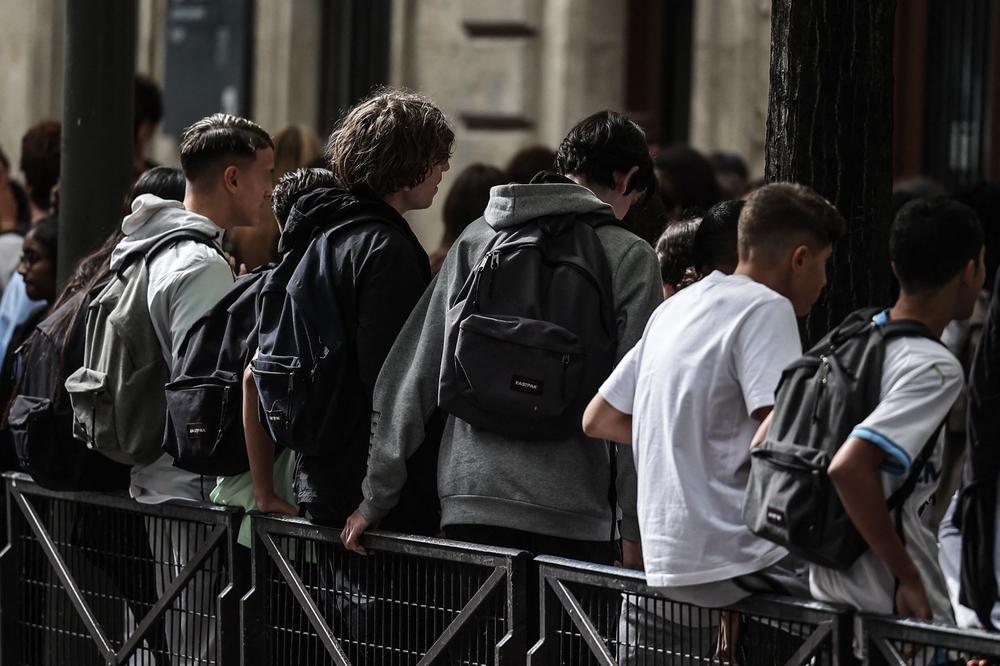 2a8048d0-7663-483a-bbfe-698d9feac761 Interdiction des Réseaux Sociaux aux Moins de 15 ans : Débats et Contextes