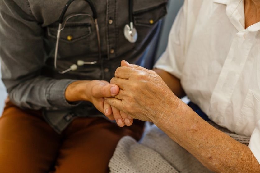 Senior woman with her home caregiver François Garcia : La Saga de Pablo Lorca