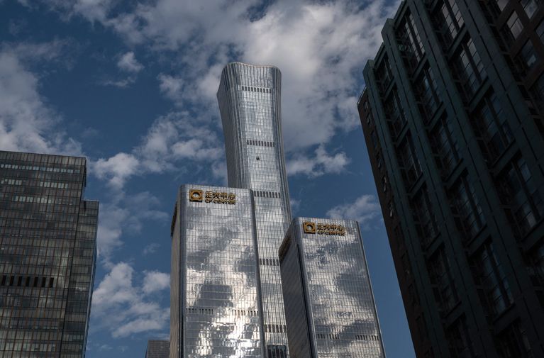 Tallest Building in Beijing Damaged By Small Aircraft Accident tragique impliquant un avion de tourisme à Pékin