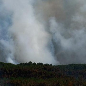2fbec456-1158-4568-b826-2e26338b0688 Les incendies en Gironde et dans le Var se poursuivent : mesures, évacuations et impacts