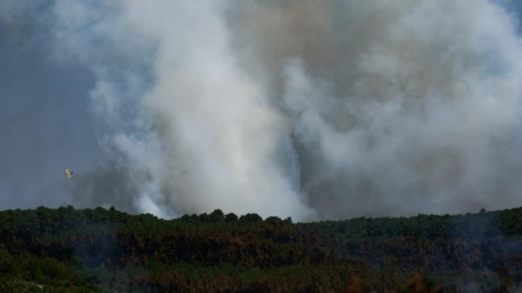 2fbec456-1158-4568-b826-2e26338b0688 Les incendies en Gironde et dans le Var se poursuivent : mesures, évacuations et impacts