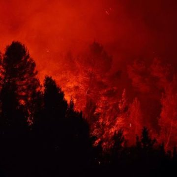 Les incendies en Gironde et dans le Var: une situation critique mais sous contrôle