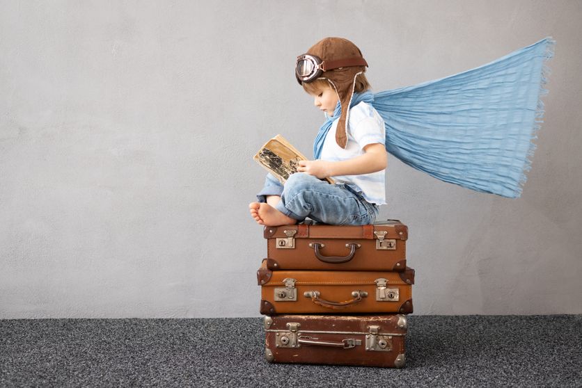 Happy child dreaming about summer vacation and travel Encourager la Lecture sur les Aires d’Autoroute