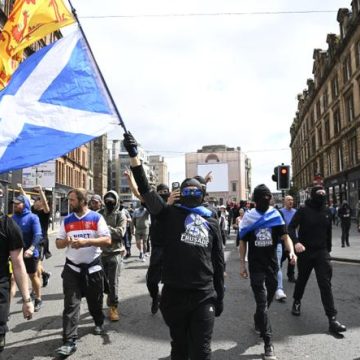 Manifestations anti-immigration en Écosse: tensions croissantes à Glasgow