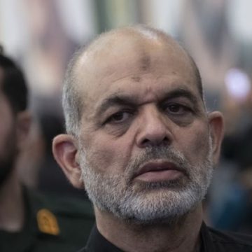 Réapparition d&rsquo;Ahmad Vahidi lors des funérailles d&rsquo;Ali Khamenei