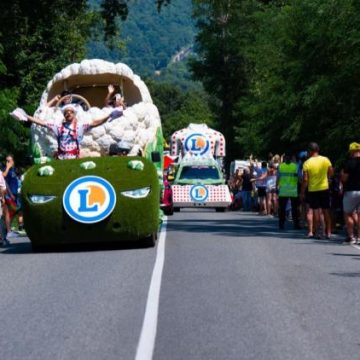 L&rsquo;attrait des caravanes publicitaires lors du Tour de France : récit d&rsquo;une journée