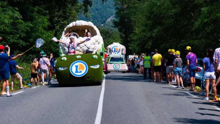 3e26838b-8228-43dc-8293-fdeb76905b1c L’attrait des caravanes publicitaires lors du Tour de France : récit d’une journée