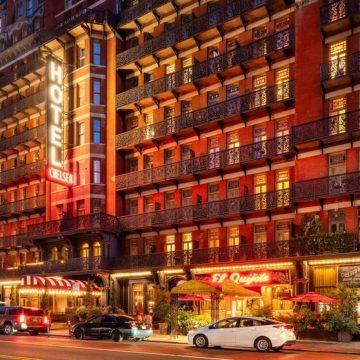 New York City, NY, USA – August 26, 2025: The historic Hotel Chelsea's neon sign and iron-balcony facade. The Manhattan landmark was the home of iconic artists and literary figures Le Chelsea Hotel : Un Symbole de l’Histoire Américaine