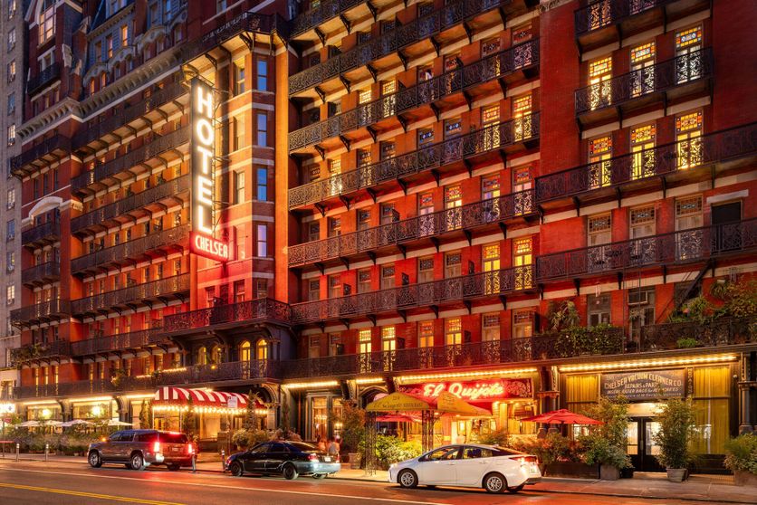 New York City, NY, USA – August 26, 2025: The historic Hotel Chelsea's neon sign and iron-balcony facade. The Manhattan landmark was the home of iconic artists and literary figures Le Chelsea Hotel : Un Symbole de l’Histoire Américaine