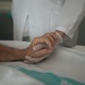 L’adoption en France du droit à l’aide à mourir : Enjeux et modalités