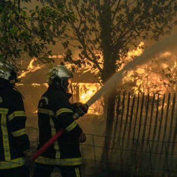 5e19d5b2-fe26-4053-a05a-b8eabee02e4e Sapeurs-pompiers en lutte contre les incendies à Saumos