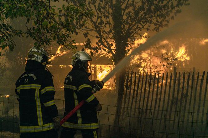 5e19d5b2-fe26-4053-a05a-b8eabee02e4e Sapeurs-pompiers en lutte contre les incendies à Saumos