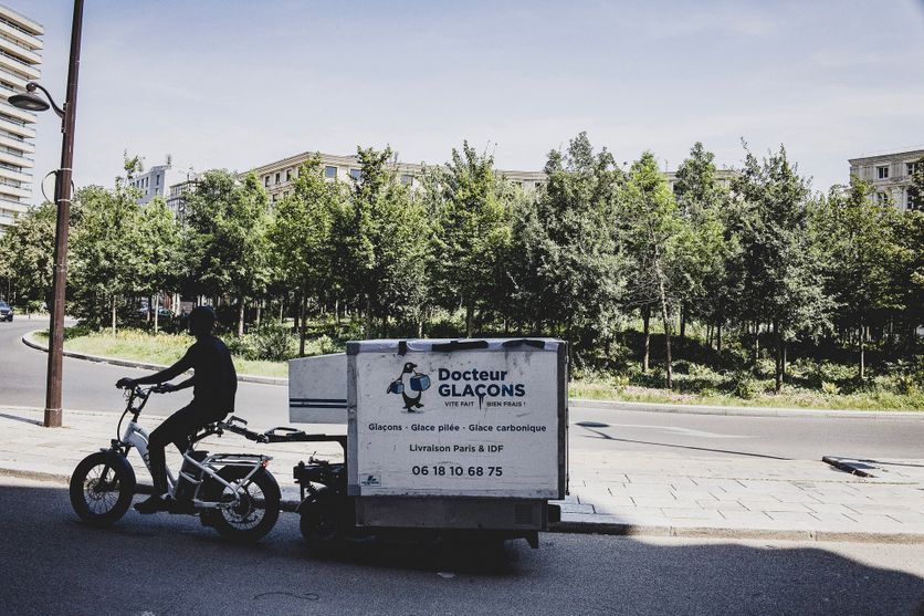 FRANCE-HEATWAVE-PARIS Protection contre la chaleur pour les livreurs à vélo