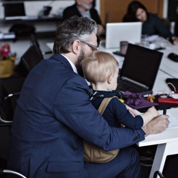 5f95cefe-f4df-4699-8f3d-96c41a151870 La présence inattendue des enfants dans les bureaux