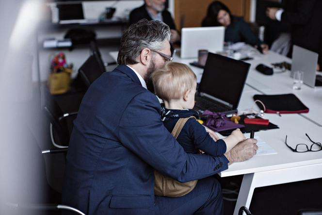 5f95cefe-f4df-4699-8f3d-96c41a151870 La présence inattendue des enfants dans les bureaux