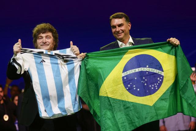 6eab956d-acd6-426c-a766-419749a46ae1 Flavio Bolsonaro lance sa campagne présidentielle avec le soutien de Javier Milei à São Paulo