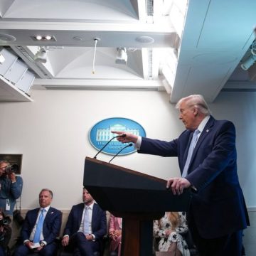 President Trump Holds News Conference With Military Officials On Mission To Rescue Downed Airman In Iran Réduction des visas pour les journalistes étrangers aux États-Unis