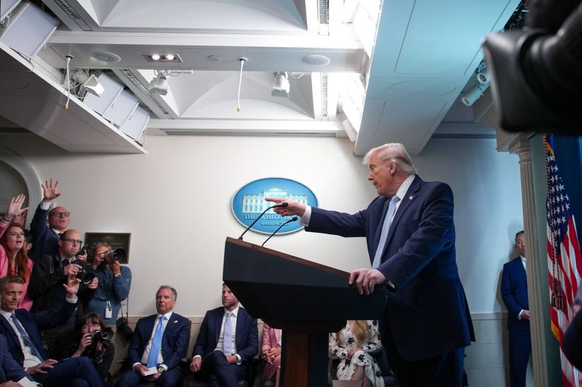 President Trump Holds News Conference With Military Officials On Mission To Rescue Downed Airman In Iran Réduction des visas pour les journalistes étrangers aux États-Unis