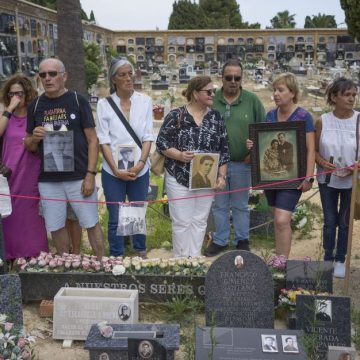 Descendants of victims of Gen. Francisco Franco's firing squads at the cemetery where 2,200 people were executed, in Paterna, Spain, on June 26, 2023. (Samuel Aranda/The New York Times) L’histoire des exécutions franquistes à Paterna