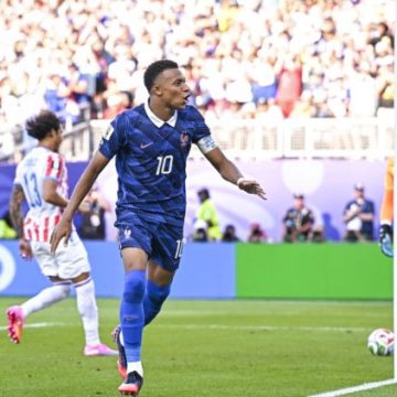 La France remporte son match contre le Paraguay : des tensions sur les réseaux sociaux