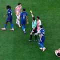 Critiques de l’arbitrage et du jeu lors du match France-Paraguay
