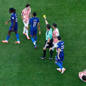 Critiques de l&rsquo;arbitrage et du jeu lors du match France-Paraguay