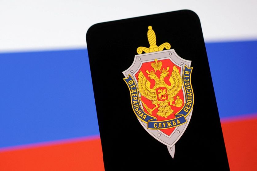 Illustration shows FSB (Federal'naya Sluzhba Bezopasnosti) logo and Russian flag La France Accuse une Unité du FSB de Cyberespionnage
