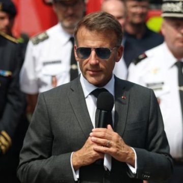 Macron réitère le soutien de l&rsquo;État face aux incendies