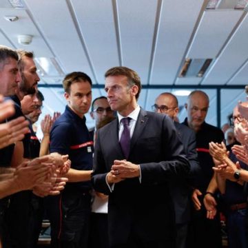 Emmanuel Macron en visite à Bordeaux pour soutenir les pompiers