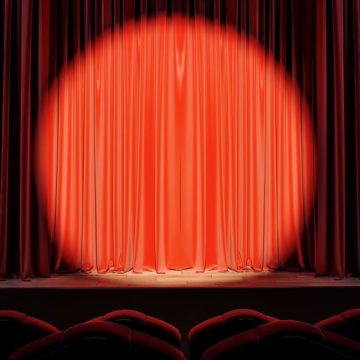 Red stage with empty curtains Grève annoncée pour le spectacle vivant en septembre