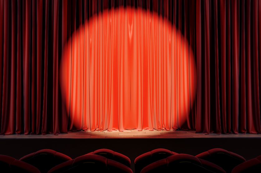 Red stage with empty curtains Grève annoncée pour le spectacle vivant en septembre