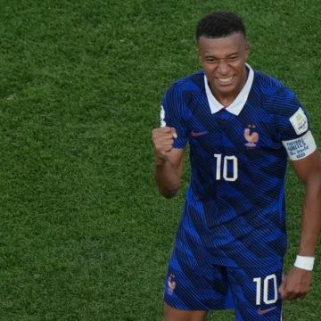Les Bleus triomphent dans des conditions extrêmes en huitième de finale