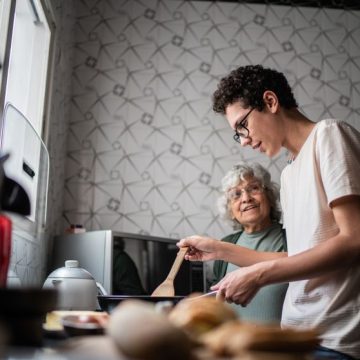 Grandson and grandmother cooking at home La Transmissions des Recettes et Valeurs Familiales par les Grands-Parents