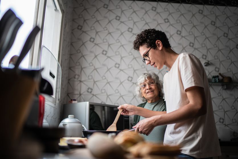 Grandson and grandmother cooking at home La Transmissions des Recettes et Valeurs Familiales par les Grands-Parents