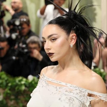 a56f2c71-7a9a-4d2c-b6ed-6fa007bd047a Charli XCX : Un septième album captivant