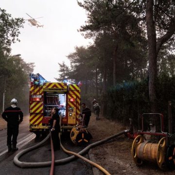 Major wildfire rages in Fontainebleau Forest near Paris Les Incendies Menacent la Forêt de Fontainebleau