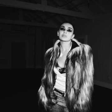 a8353614-b6fc-4876-afee-e8258972e417 Charli XCX: Un voyage nostalgique dans son nouvel album