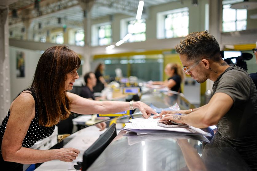 Spains migrant regularisation programme reaches final day L’administration espagnole face à l’afflux de demandes de nationalité